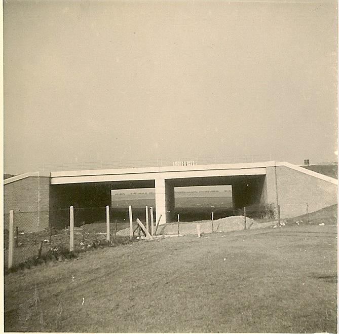 31-03-1963-Edgewood Hall bridge (No.5149) M6 passes over a "phantom road"