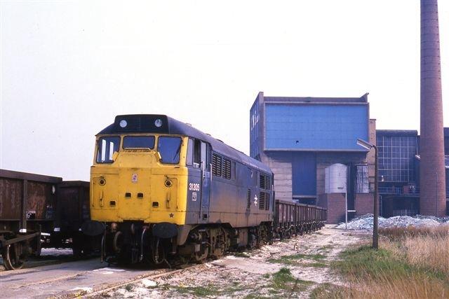 Train delivering sand to the CWS Glassworks, 1986.