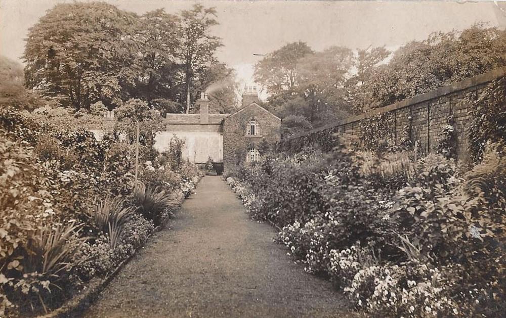 Unknown House and Gardens 1905