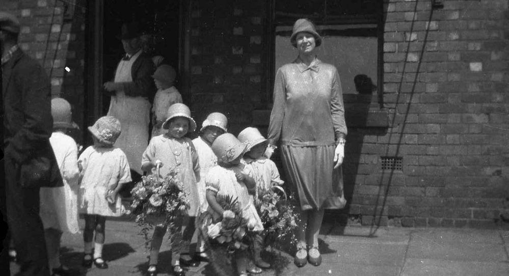 Hilda Devine with Sunday School, Pemberton, c1936.