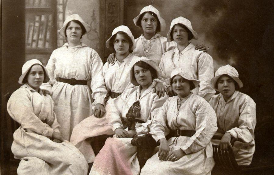 Staff at Roburite Works, Gathurst, 1916.