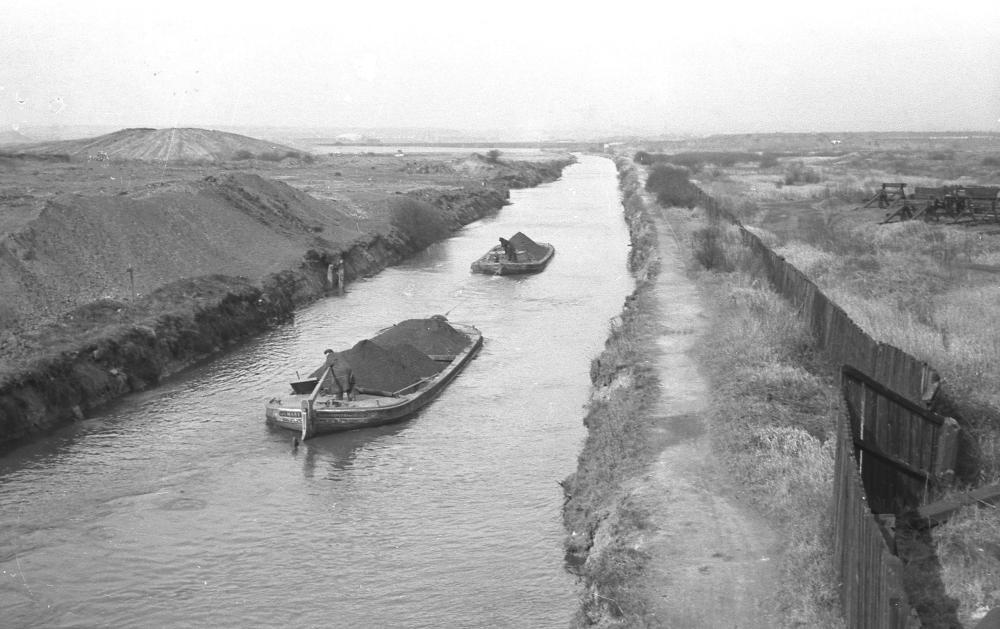 Coal barges from Bickershaw to Westwood Power Station from Bamfurlong railway bridge, 1964.