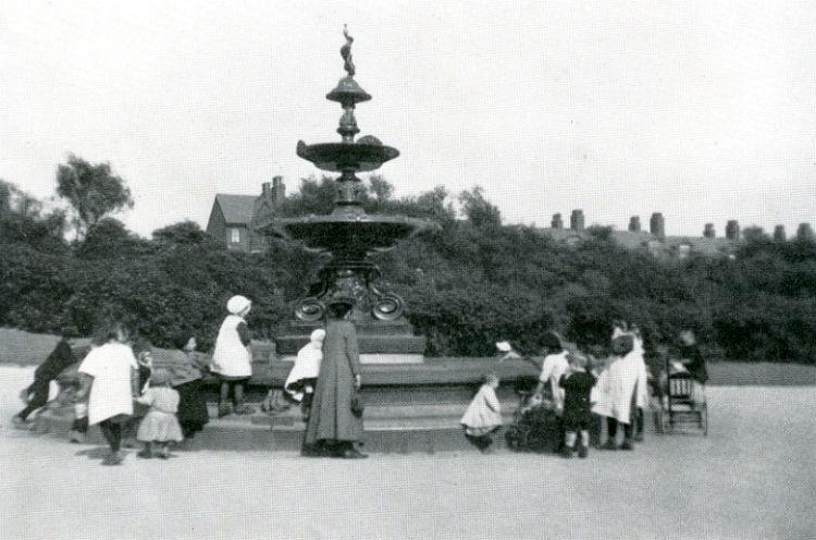 Fountain in Mesnes Park, 1914.