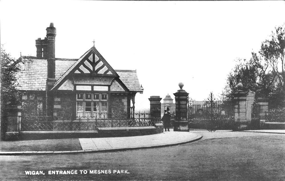 Mesnes Park entrance