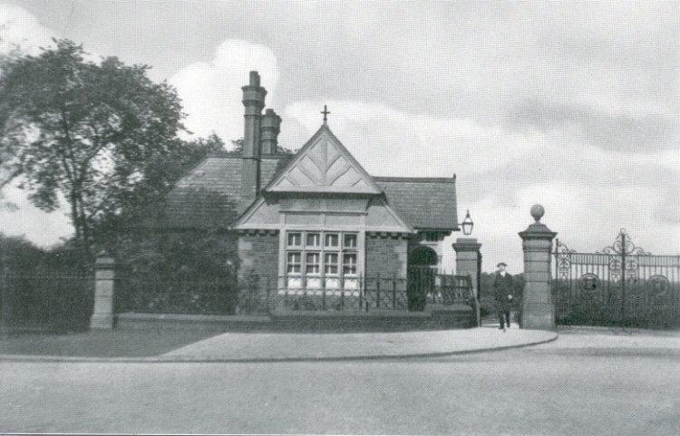 Mesnes Park entrance, 1914.