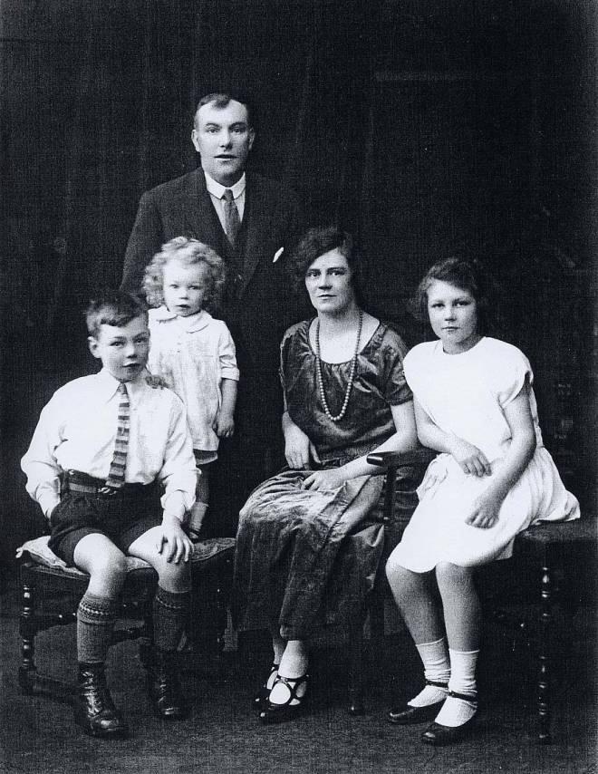 Peter Fairhurst and family, 1924.