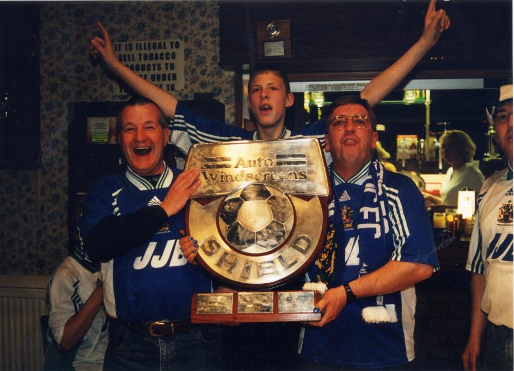 Auto Windshield Trophy in Supporters Club 1999