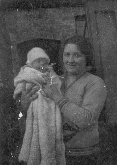 6 weeks old with Mum