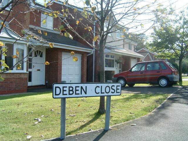 Deben Close, Standish