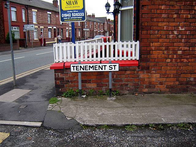 Tenement Street, Abram